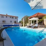 Charmantes Nur 700 Meter Zum Mit Meerblick, Pool, Bbq, Privatparkplatz Appartement