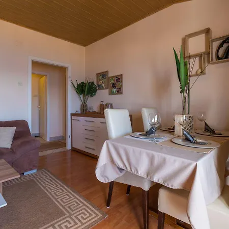 Charmantes Nur 700 Meter Zum Mit Meerblick, Pool, Bbq, Privatparkplatz דירה *